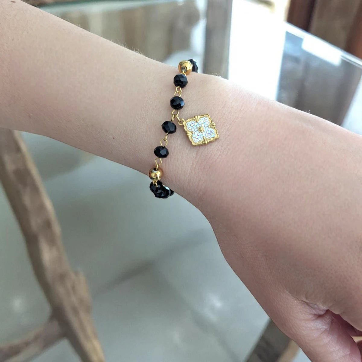 Ατσάλινο βραχιόλι με μαύρες και χρυσές χάντρες (B3018) - charmy.gr