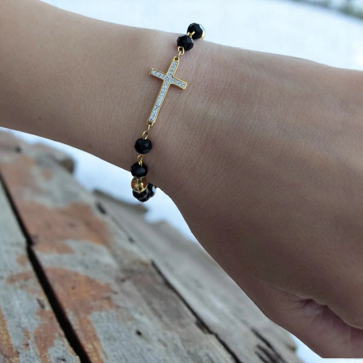 Ατσάλινο βραχιόλι σταυρός με μαύρες και χρυσές χάντρες (B3021) - charmy.gr