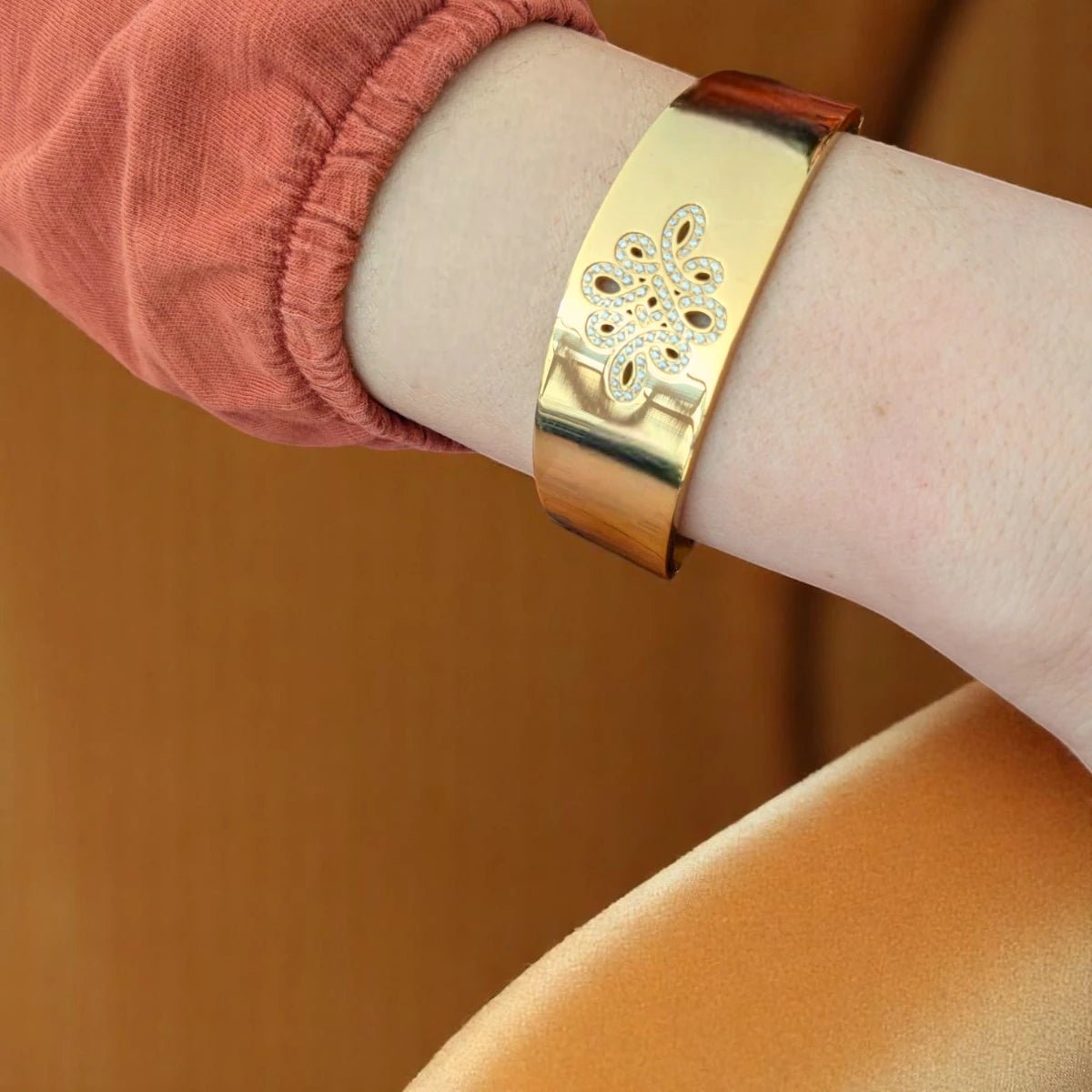 Ατσάλινο βραχιόλι χειροπέδα επιχρυσωμένη 18k (B3319) - charmy.gr