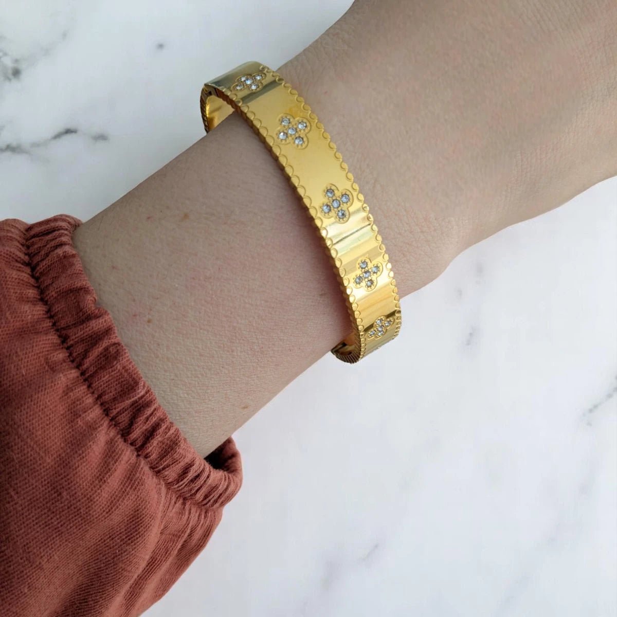 Ατσάλινο βραχιόλι χειροπέδα επιχρυσωμένη με ζιρκόν (B3329) - charmy.gr