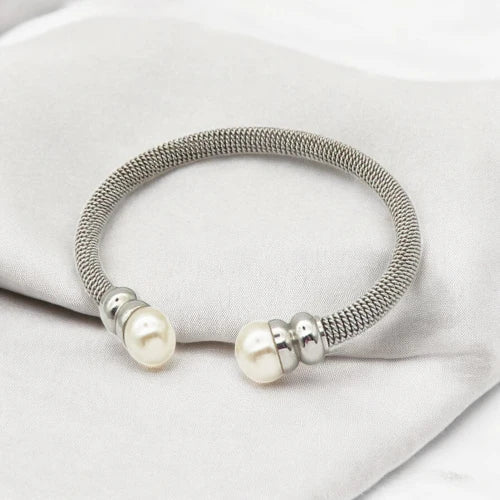 Ατσάλινο βραχιόλι χειροπέδα με πέρλες χρώμα ασημί (B3323) - charmy.gr