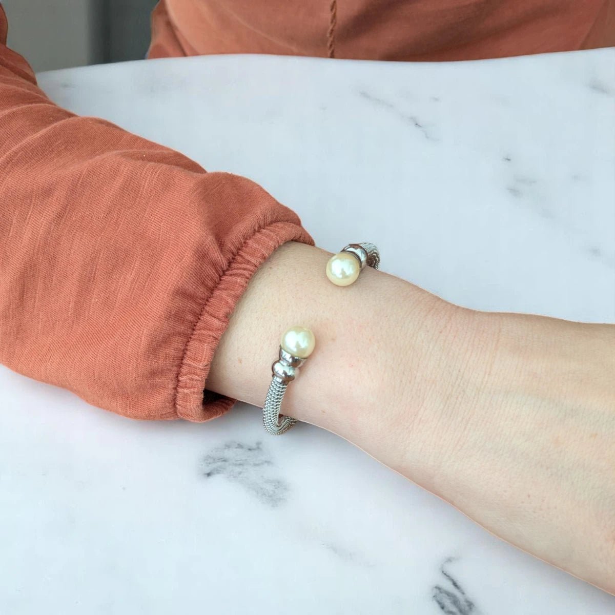 Ατσάλινο βραχιόλι χειροπέδα με πέρλες χρώμα ασημί (B3323) - charmy.gr