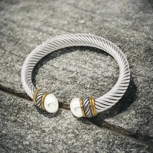 Ατσάλινο βραχιόλι χειροπέδα με πέρλες χρώμα ασημί (B3324) - charmy.gr