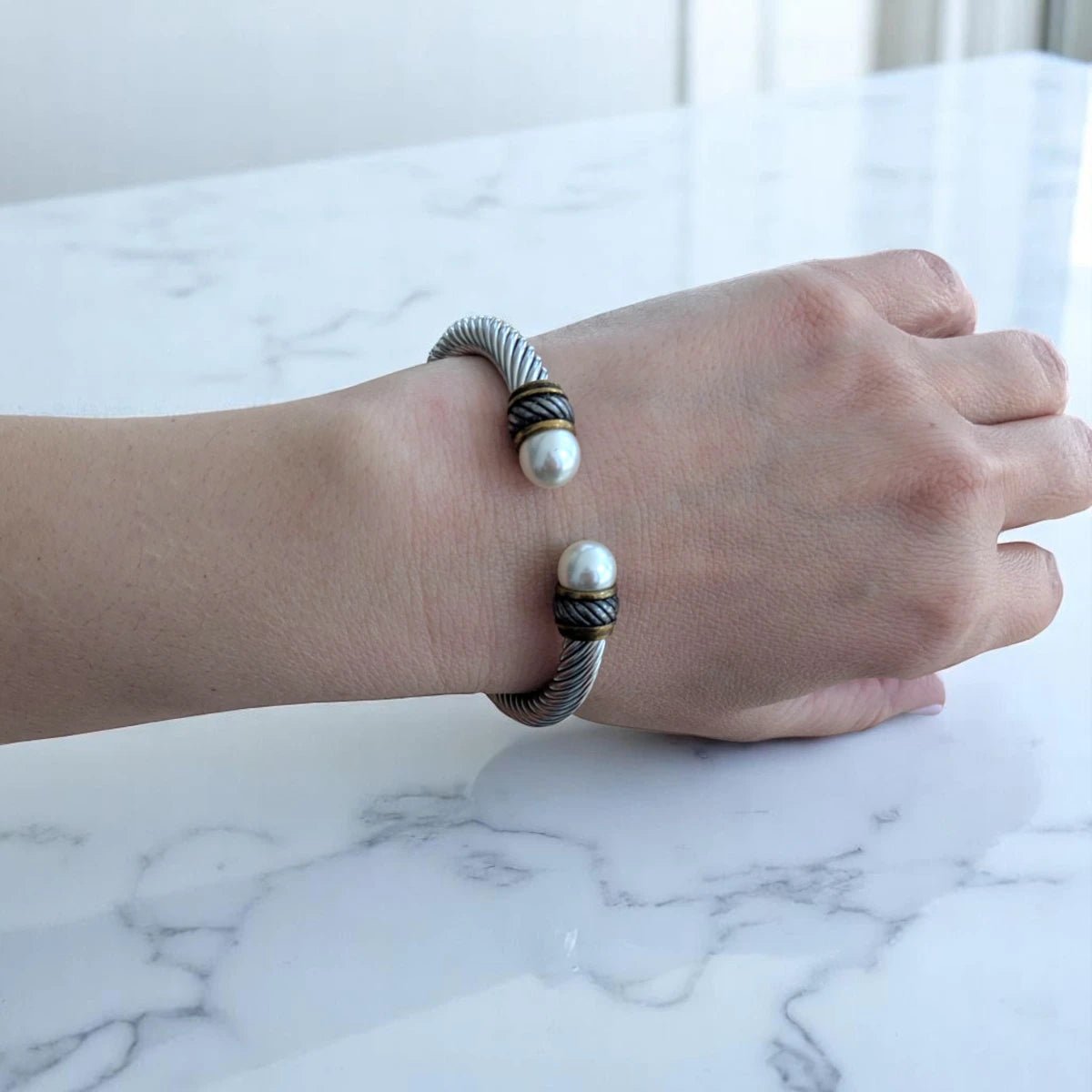 Ατσάλινο βραχιόλι χειροπέδα με πέρλες χρώμα ασημί (B3324) - charmy.gr