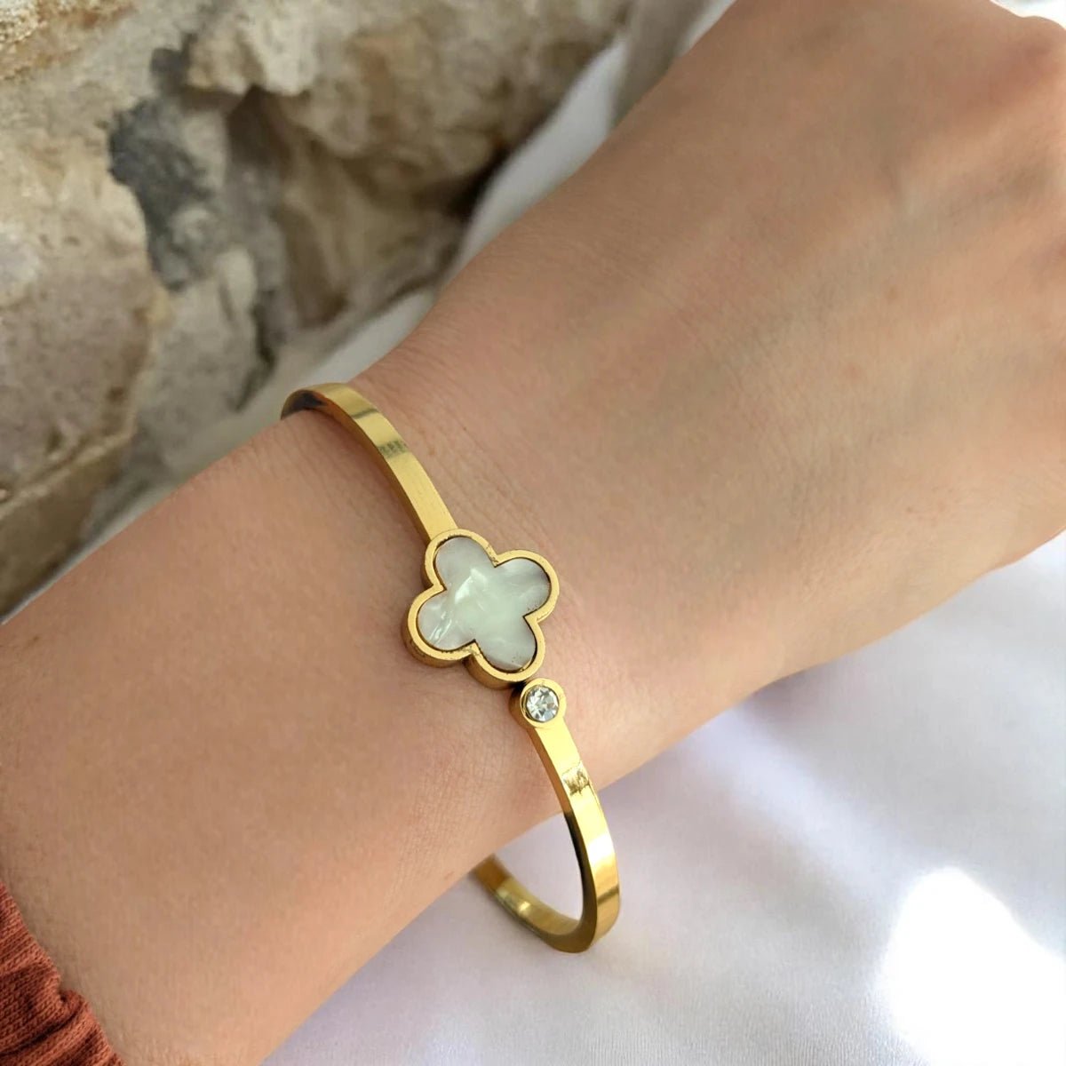 Ατσάλινο βραχιόλι χειροπέδα τετράφυλλο τριφύλλι επιχρυσωμένη (B3321) - charmy.gr