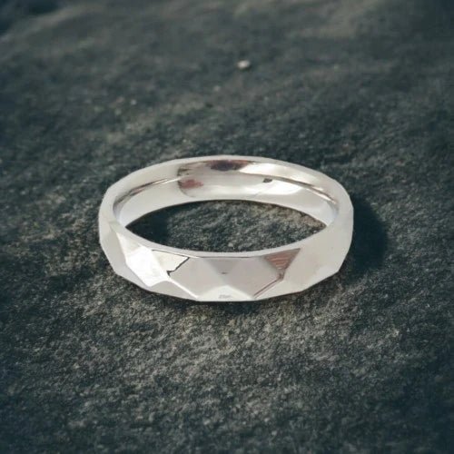 Ατσάλινο δαχτυλίδι με γεωμετρικό ανάγλυφο (R3073) - charmy.gr