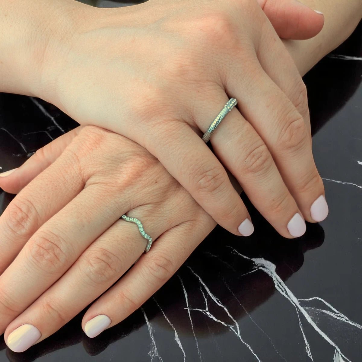 Ατσάλινο Δαχτυλίδι με Κυματιστό Σχέδιο και Ζιργκόν Ασημί (R3126) - charmy.gr