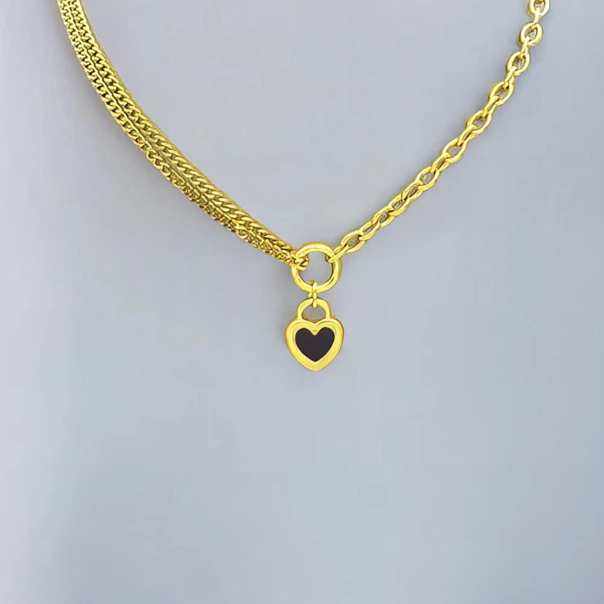 Ατσάλινο κολιέ επιχρυσωμένο μαύρη καρδιά (N3121) - charmy.gr