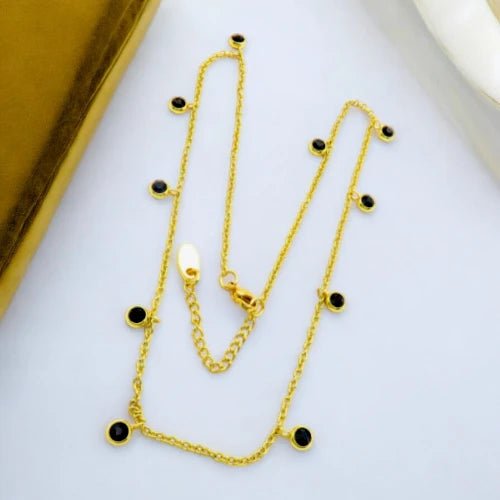 Ατσάλινο κολιέ επιχρυσωμένο με κρεμαστά μαύρα ζιργκόν (N3189) - charmy.gr