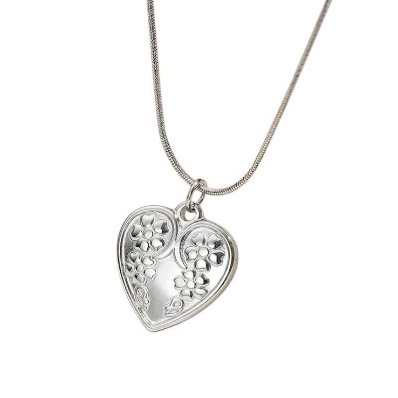 Ατσάλινο κολιέ καρδιά μοτίβο λουλούδι χρώμα ασημί (N1589) - charmy.gr