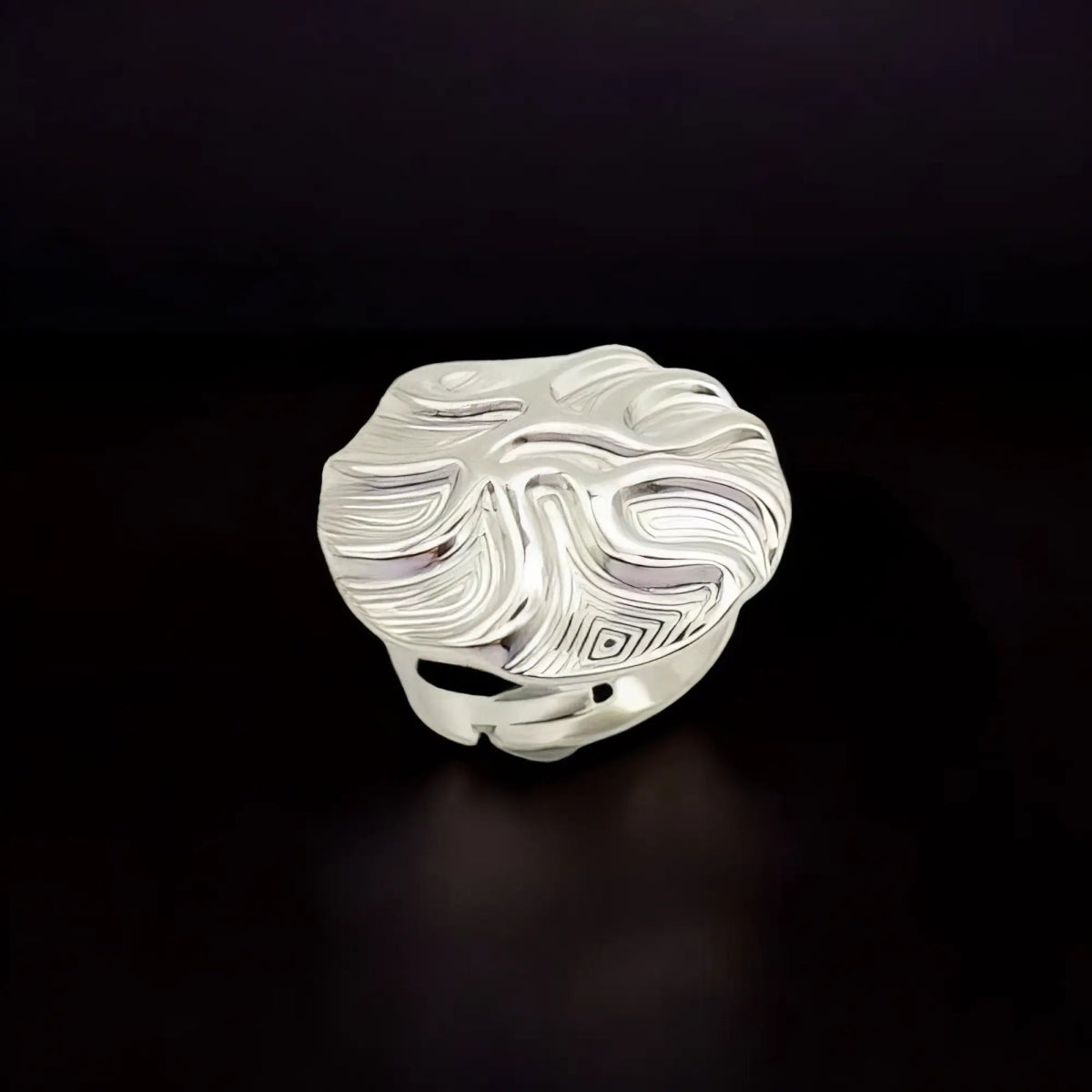 Ατσάλινο ρυθμιζόμενο δαχτυλίδι με εντυπωσιακό ανάγλυφο σχέδιο (R3018) - charmy.gr