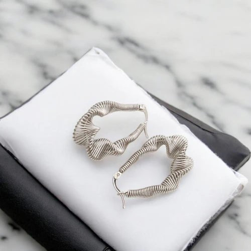 Ατσάλινοι κρίκοι 3.1cm κυματιστοί χρώμα ασημί (E3038) - charmy.gr