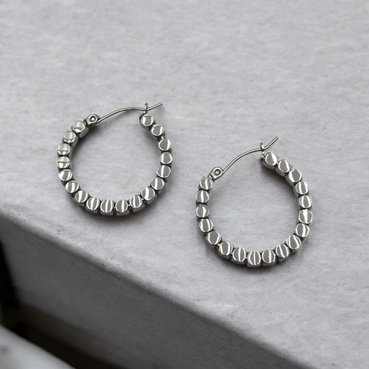 Ατσάλινοι κρίκοι με ασημί κυβάκια (E1550) - charmy.gr