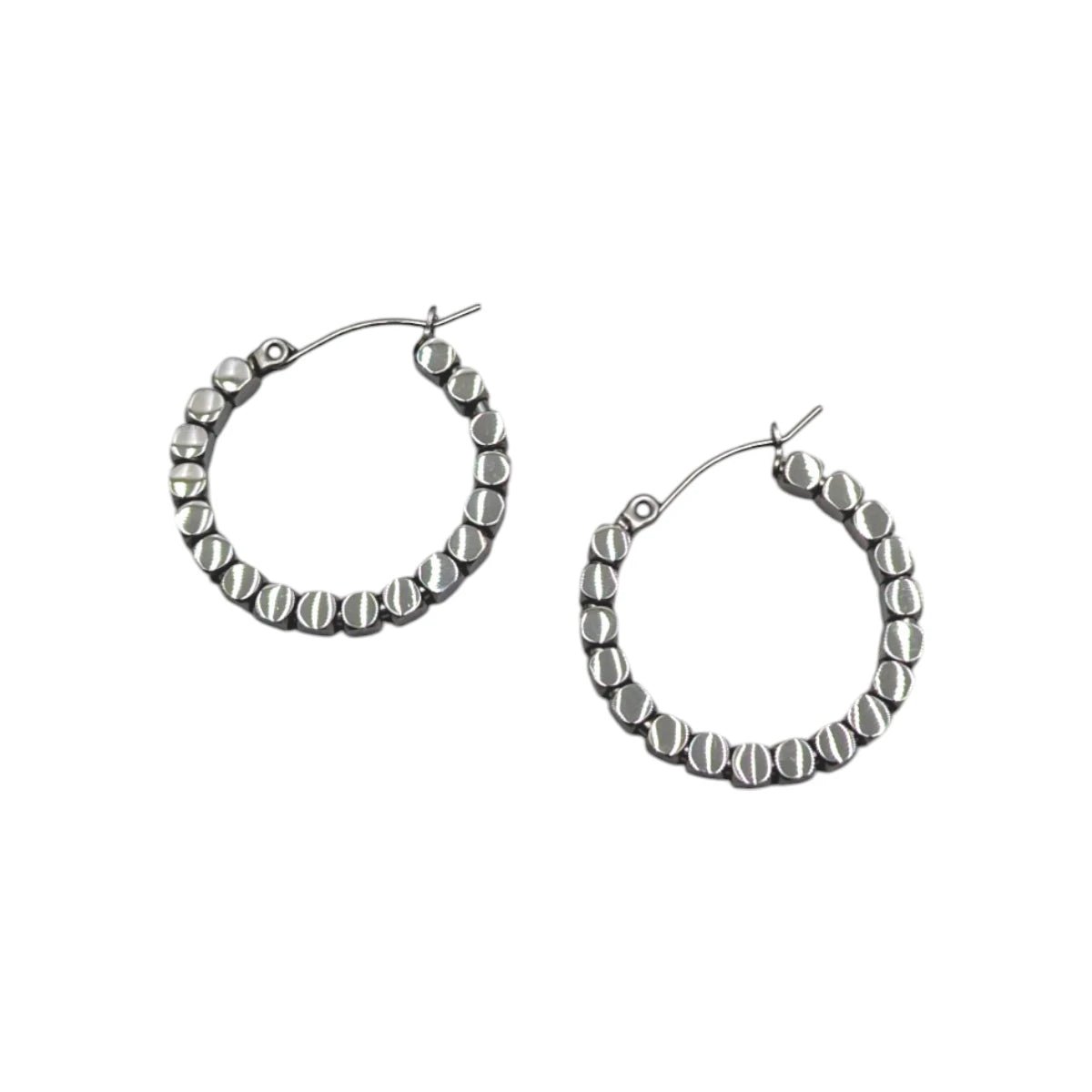 Ατσάλινοι κρίκοι με ασημί κυβάκια (E1550) - charmy.gr