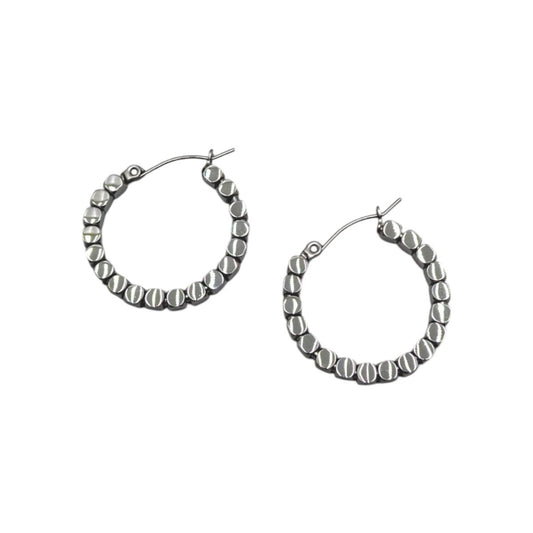 Ατσάλινοι κρίκοι με ασημί κυβάκια (E1550) - charmy.gr