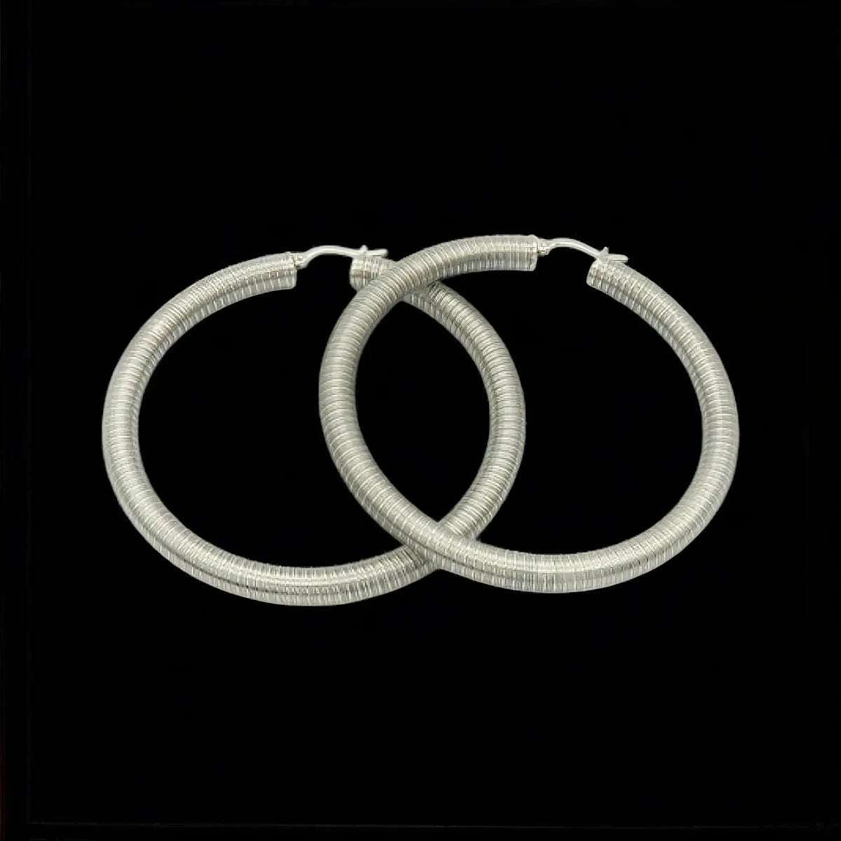 Ατσάλινοι Κρίκοι με Στριφτό Σχέδιο 7cm (E3143) - charmy.gr