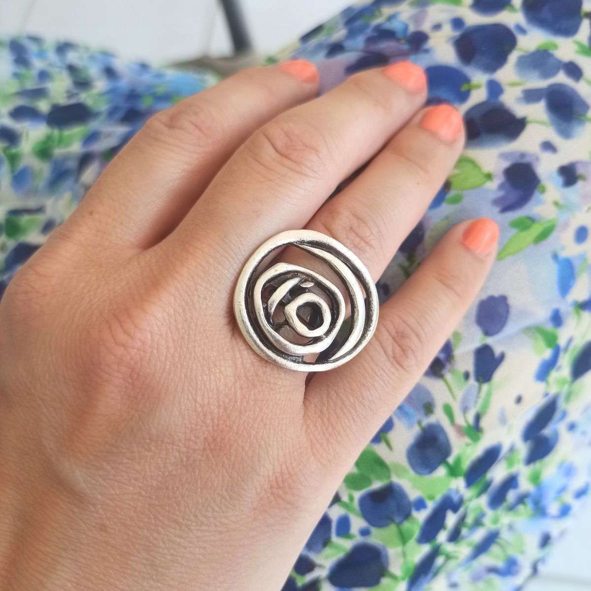 Δαχτυλίδι boho ρυθμιζόμενo με στριφογυριστή σχεδίαση επαργυρωμένο (R1300) - charmy.gr