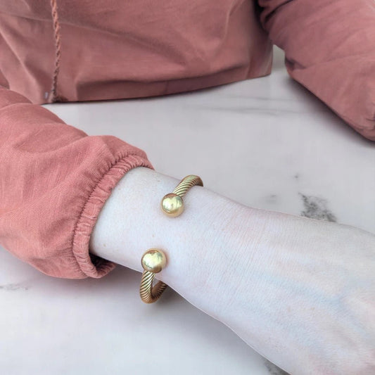 Επιχρυσωμένο Ατσάλινο Βραχιόλι "Cuff" με Στριφτή Υφή και Μπίλιες (Β3357) - charmy.gr