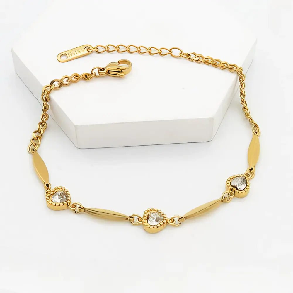 Επιχρυσωμένο Ατσάλινο Βραχιόλι με Καρδιές και Διαφανείς Πέτρες (B3375) - charmy.gr