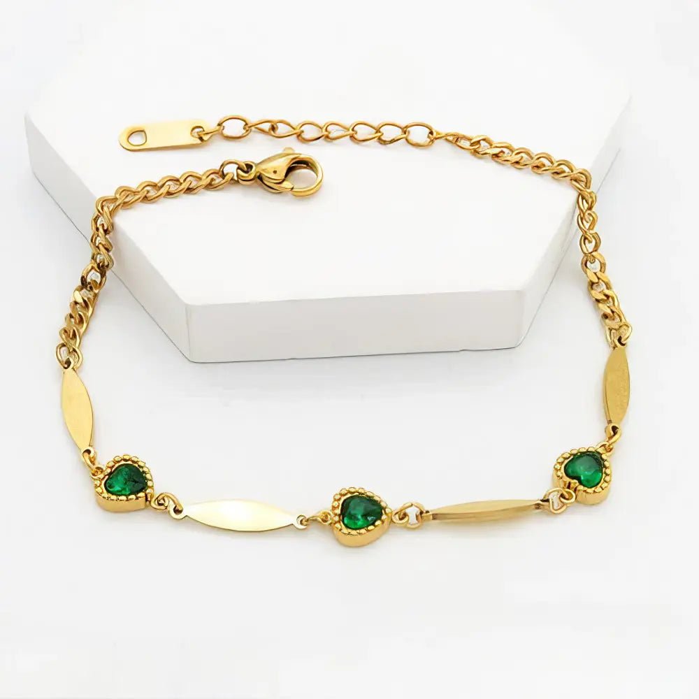 Επιχρυσωμένο Ατσάλινο Βραχιόλι με Καρδιές και Πράσινες Πέτρες (B3374) - charmy.gr