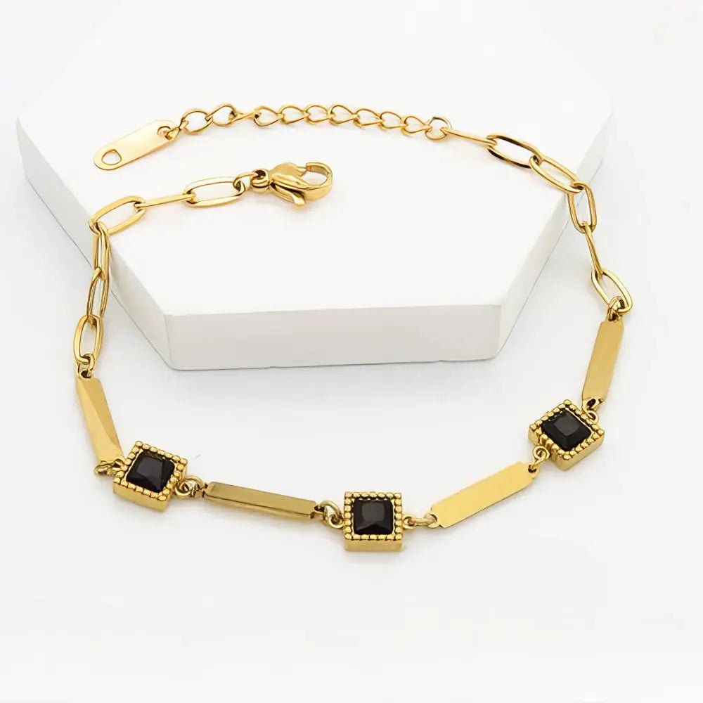 Επιχρυσωμένο Ατσάλινο Βραχιόλι με Τετράγωνες Μαύρες Πέτρες (B3377) - charmy.gr