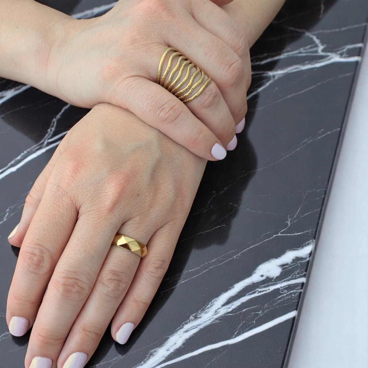 Επιχρυσωμένο Ατσάλινο Δαχτυλίδι με Γεωμετρικό Σχέδιο (R3121) - charmy.gr