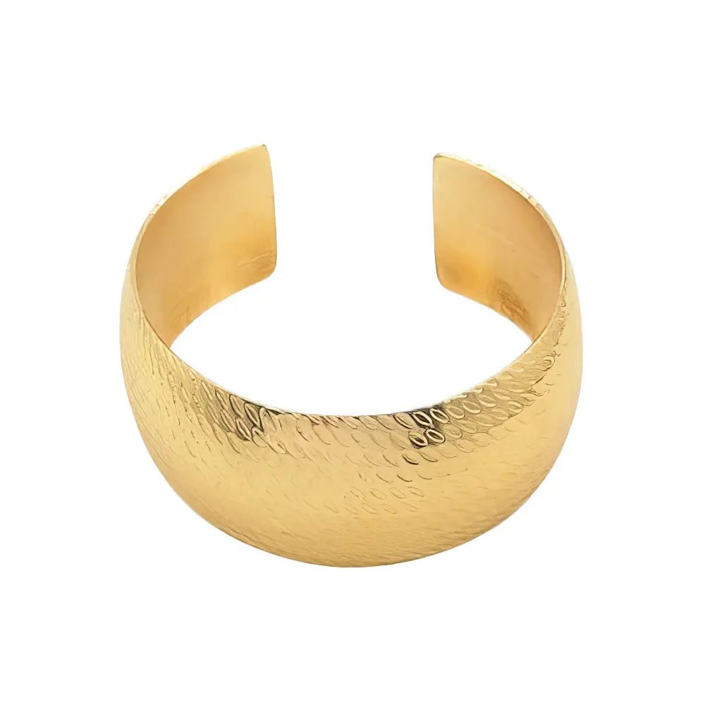 Φαρδύ Χρυσό Ατσάλινο Βραχιόλι με Σφυρήλατη Υφή (B3458) - charmy.gr