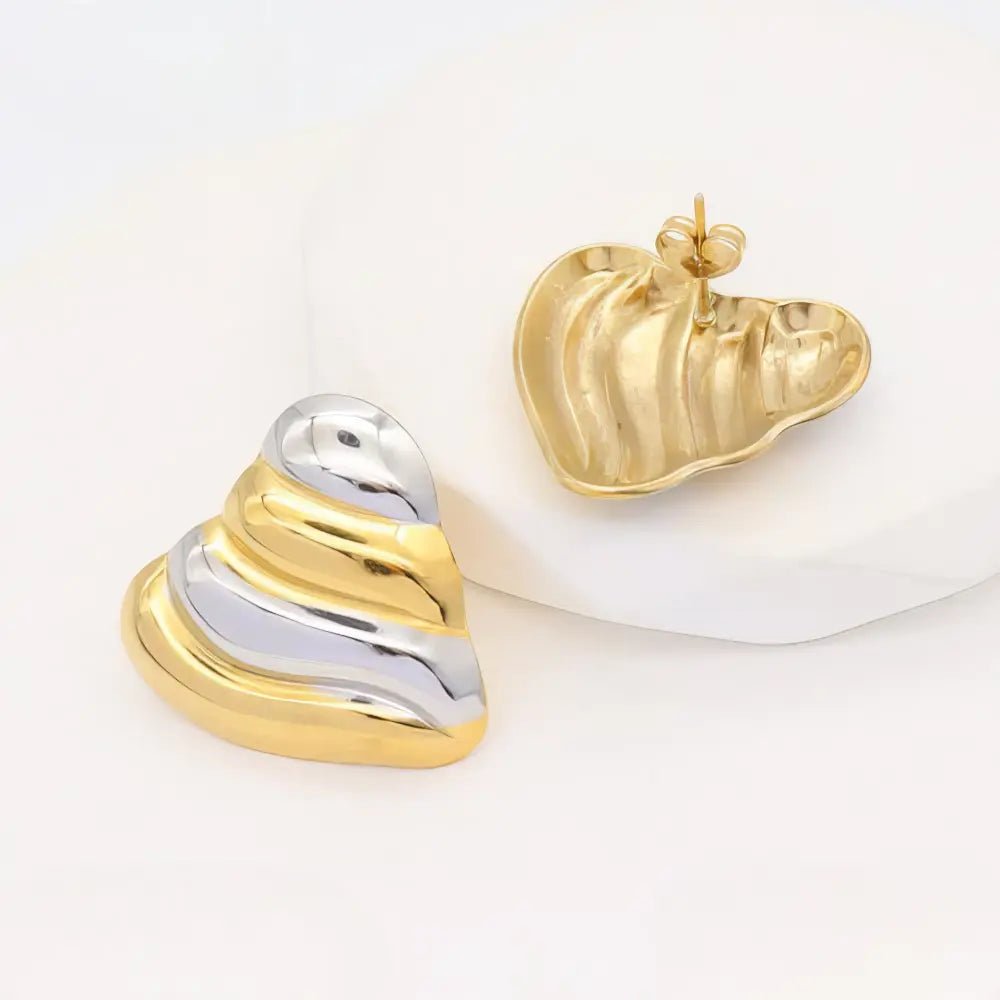 Καρφωτά ατσάλινα σκουλαρίκια καρδιά σε δίχρωμο σχέδιο (E3261) - charmy.gr