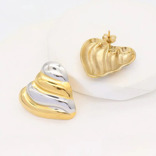 Καρφωτά ατσάλινα σκουλαρίκια καρδιά σε δίχρωμο σχέδιο (E3261) - charmy.gr