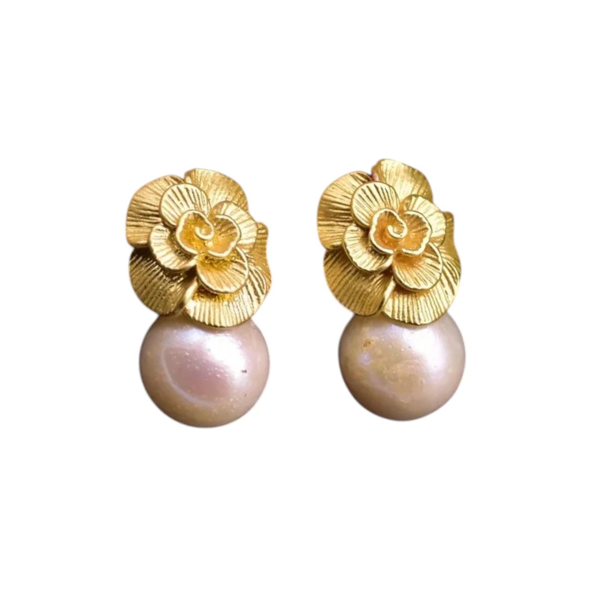 Σκουλαρίκια χάλκινα λουλούδι με μαργαριτάρι του γλυκού νερού 2cm (E1555) - charmy.gr