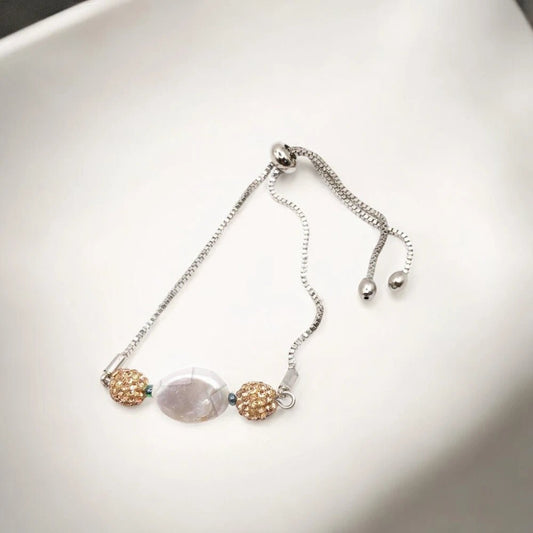 Χειροποίητο βραχιόλι από ορείχαλκο με μαργαριτάρι καλλιεργημένο και κρυστάλλινα διακοσμητικά (B1100) - charmy.gr