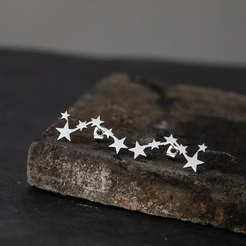 Ατσάλινα σκουλαρίκια καρφωτά σύμπλεγμα αστέρων χρώμα ασημί (E1265) - earrings - charmy.gr