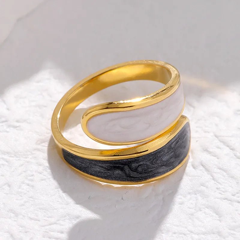 Γυναικείο ατσάλινο ρυθμιζόμενο δαχτυλίδι χρυσό με μαύρο και άσπρο σμάλτο (R1273) - rings - charmy.gr